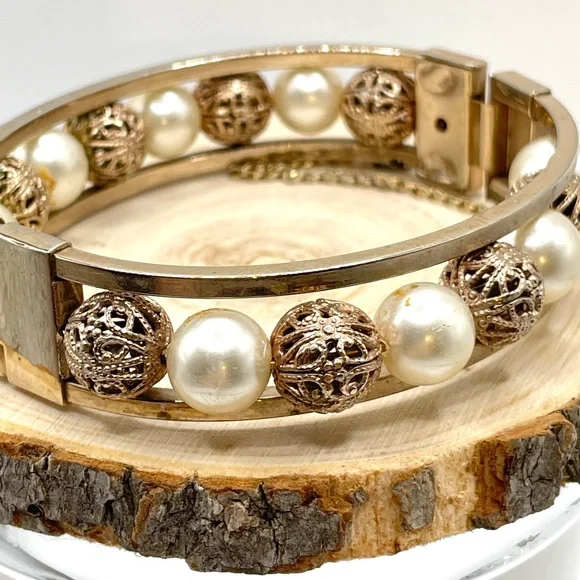 Vintage Unsigned Gold Tone Filigree Faux Pearl Bead Hinged Bangle Bracelet - Picture 6 of 12